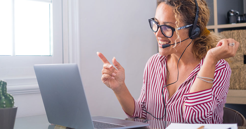 Mulher conversando realizando uma reunião online - onboarding de clientes em cursos EaD