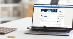 Laptop com rede social aberta - anunciar no LinkedIn