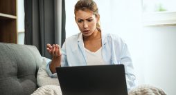 Mulher usando laptop com cara de desaprovação - Principais erros cometidos no Marketing de Conteúdo para empresas