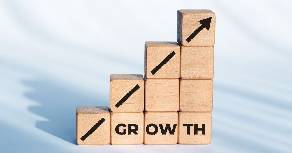 cubos de madeira indicando crescimento - Growth Marketing