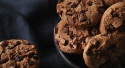 Foto de uma bacia repleta de cookies em mesa com toatlha preta - futuro do Marketing Digital sem os cookies