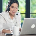 mulher asiática fazendo uma videoconferência - Inside Sales pode fazer sua empresa lucrar