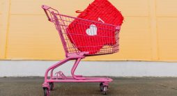 Carrinho de compras com almofada com like - Social Commerce