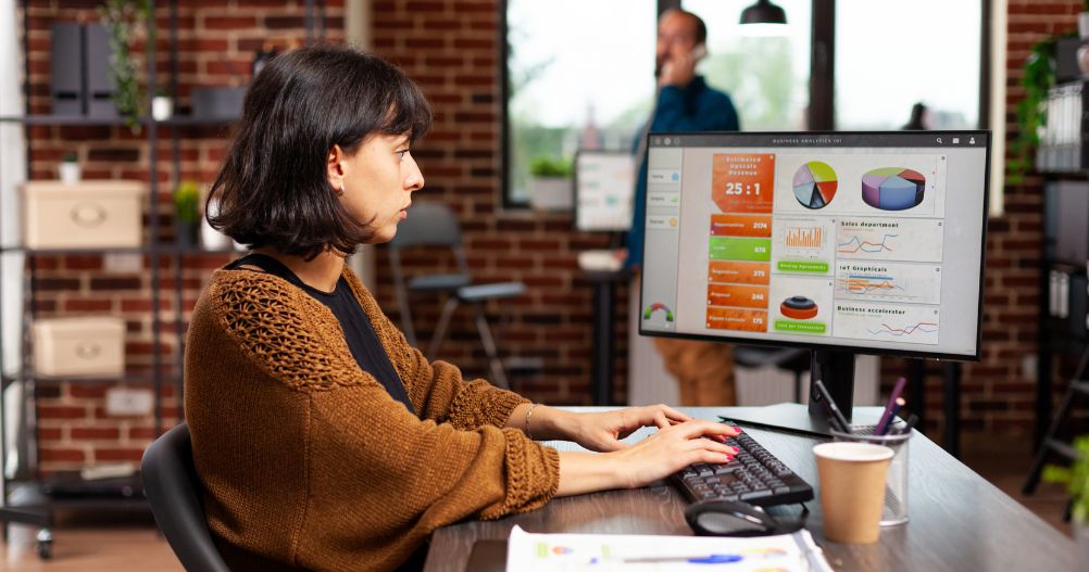 Empreendedor olhando a tela do computador analisando gráficos de marketing digital - Taxa de Conversão