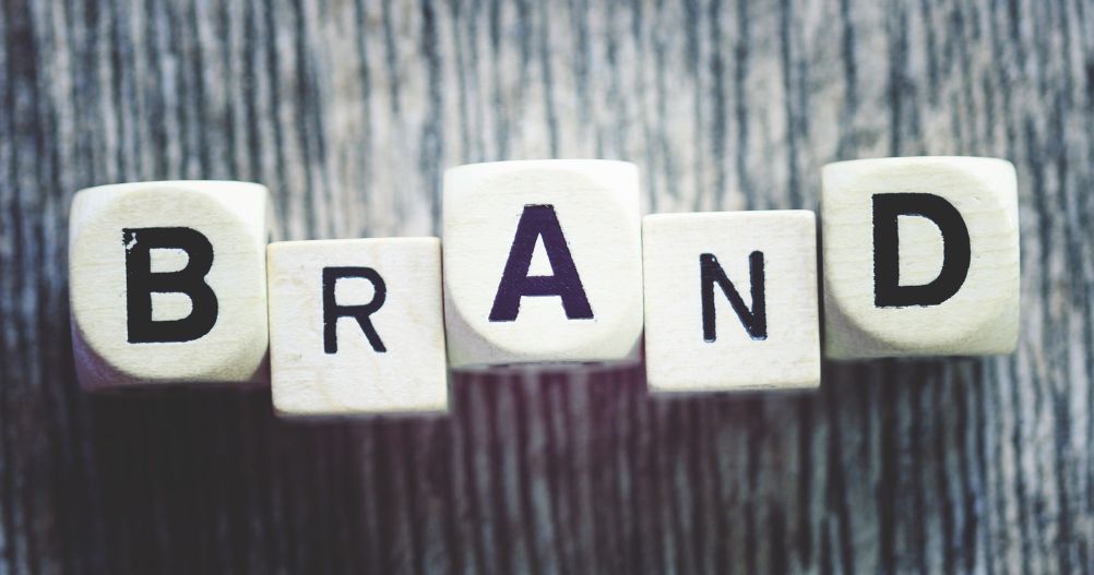 “Marca” soletrada em blocos de madeira - Posicionamento de Marca