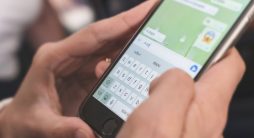 WhatsApp Business - Mãos de mulher usando smartphone