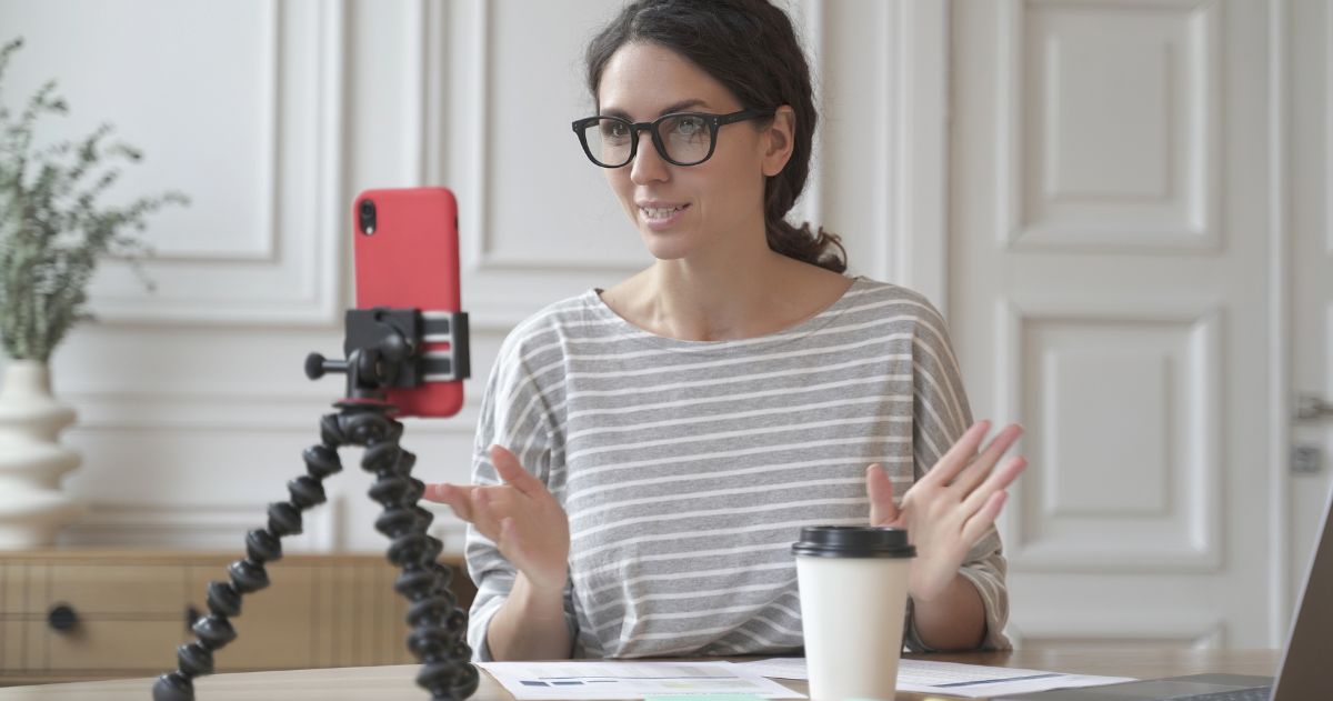 Youtube Shorts - mulher gravando fluxo de vídeo on-line usando smartphone