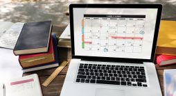Calendário de conteúdo para Redes Sociais - Conceito de cronograma do planejador de calendário