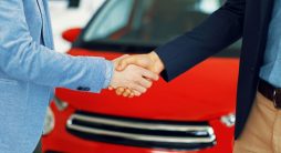 apertar as mãos após uma compra de carro bem-sucedida - Técnicas de fechamento de vendas
