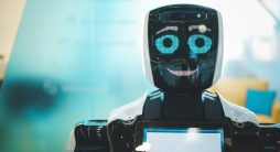 Assistente de robô sorridente com inteligência artificial em um local público - Inteligência Artificial e Marketing Digital